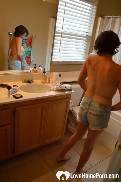 PAWG Amateur Undresses and Poses in the Bathroom – photo 4 of 21
