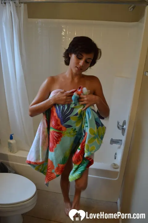 PAWG Amateur Undresses and Poses in the Bathroom – photo 19 of 21