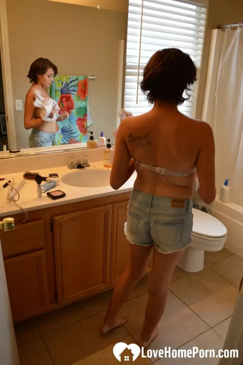 PAWG Amateur Undresses and Poses in the Bathroom – photo 3 of 21