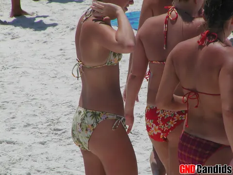 Blonde and Friends Spread in Bikinis on the Beach – photo 10 of 12