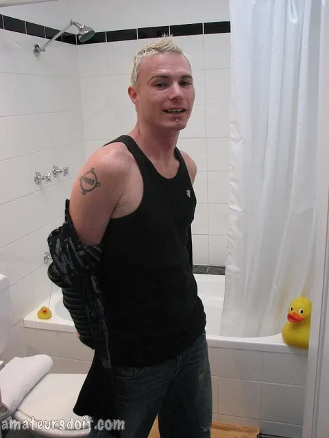 Guy Strips and Strokes in the Bathtub – photo 7 of 21