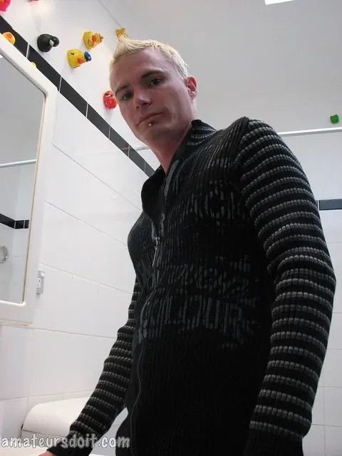Guy Strips and Strokes in the Bathtub – photo 5 of 21
