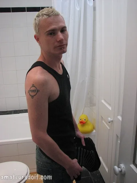 Guy Strips and Strokes in the Bathtub – photo 8 of 21