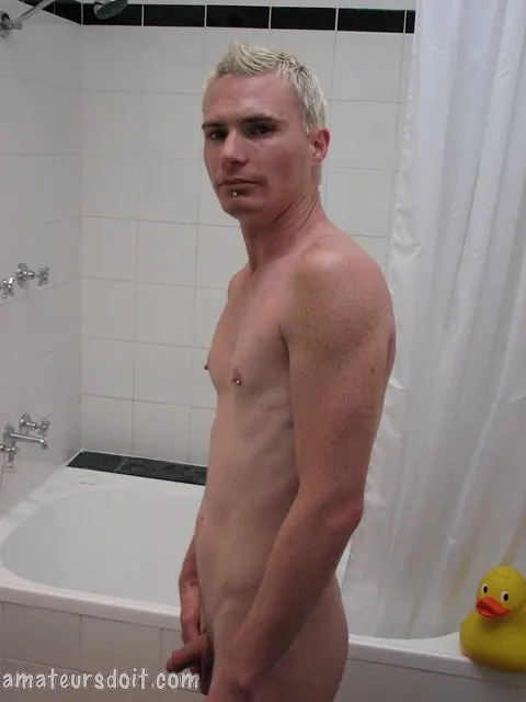 Guy Strips and Strokes in the Bathtub – photo 15 of 21