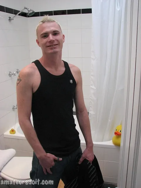 Guy Strips and Strokes in the Bathtub – photo 9 of 21