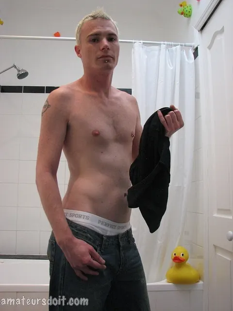Guy Strips and Strokes in the Bathtub – photo 10 of 21