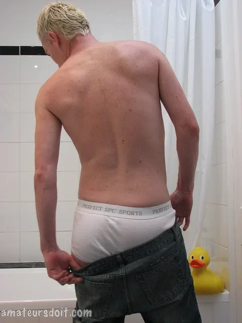 Guy Strips and Strokes in the Bathtub – photo 11 of 21