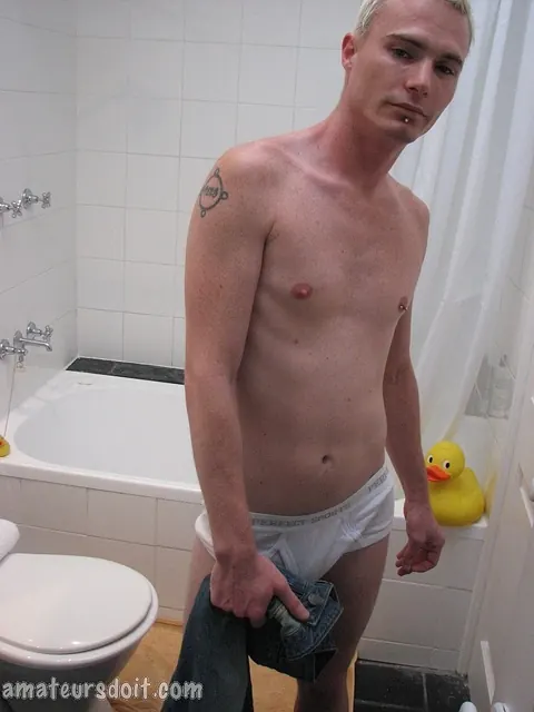 Guy Strips and Strokes in the Bathtub – photo 12 of 21