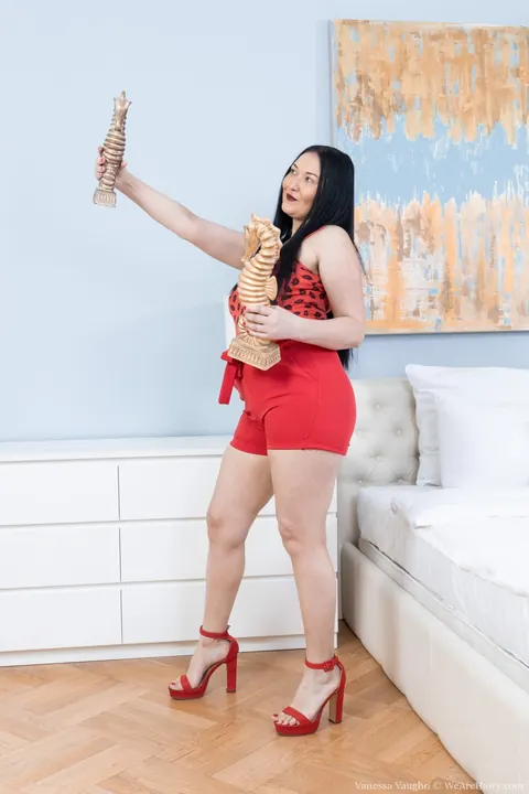 Vanessa Vaughn: Tall Asian BBW Spreads Her Hairy Pussy and Uses a Dildo – photo 1 of 21