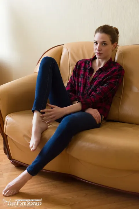Skinny Pale Babe Pulls Jeans Aside to Finger Her Pussy – photo 1 of 20