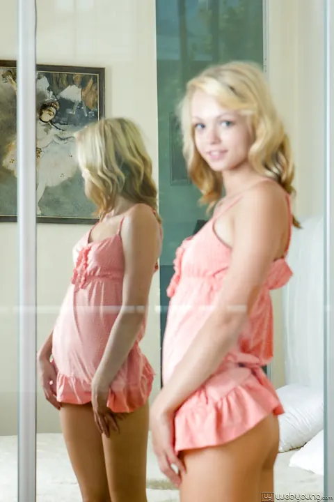 Eve Luv: Blonde Babe Undresses and Spreads Her Shaved Pussy – photo 2 of 16