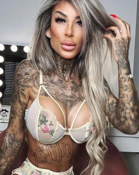 Tattooed MILF with Big Tits Teases in Lingerie and Shows Her Feet – photo 14 of 15