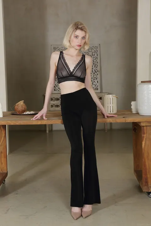 Molly Devon: Short-Haired Blonde Spreads Her Pussy in High Heels – photo 1 of 21