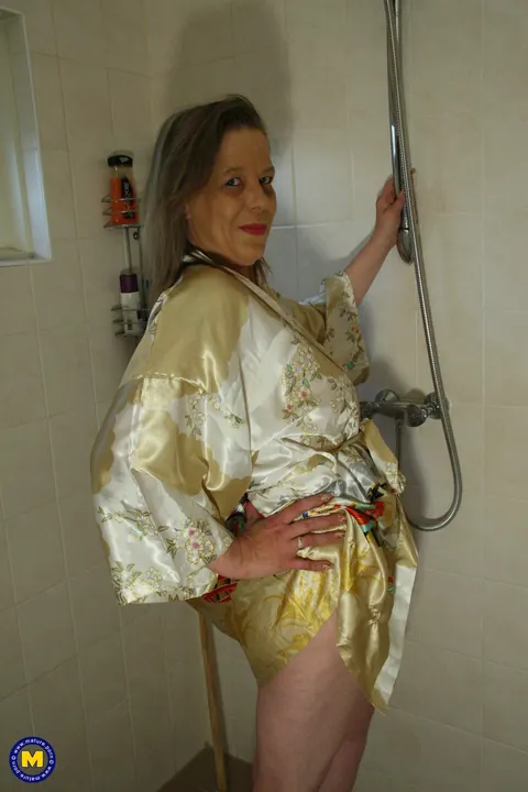 Marleen: Mature Ebony Brunette Undresses and Shows Her Body – photo 9 of 21