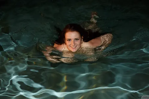 Emmy Sinclair: Slim Short-Haired Brunette Shows Her Big Natural Tits and Spreads in Bath – photo 1 of 11