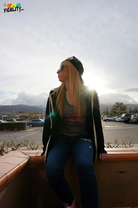 Taylor Whyte: Blonde in Jeans and Panties Sucks and Rides Her Partner – photo 8 of 20