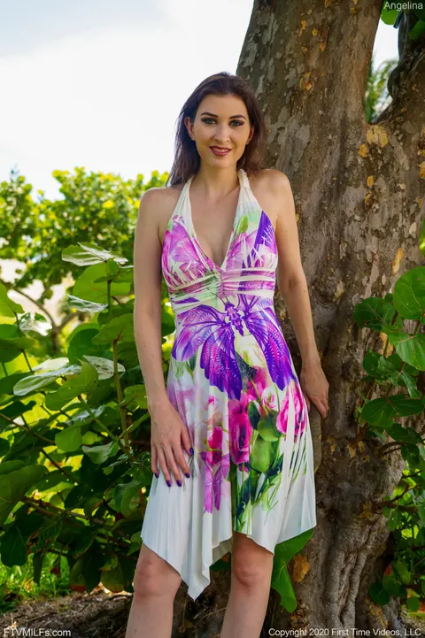Angelina Diamanti: Tall Busty MILF Strips Out of Her Dress on the Beach – photo 2 of 20