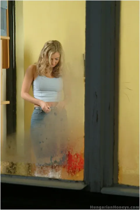 Silvie Thomas: Blonde Czech MILF Strips and Fingers Her Pussy – photo 2 of 20