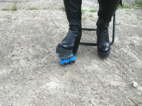 Woman in Black Leather Boots and Heels Masturbates with a Dildo Outdoors – photo 5 of 16