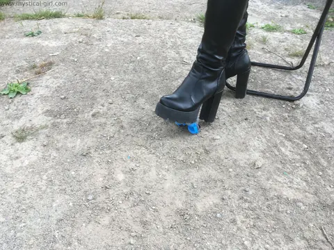 Woman in Black Leather Boots and Heels Masturbates with a Dildo Outdoors – photo 15 of 16