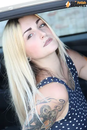 Medusa Blonde – Tattooed Blonde PAWG Flashes Her Big Ass and Feet in the Car