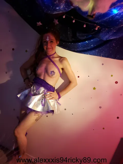Amateur in Cosplay Strips Off Her Silver Skirt and Spreads Her Ass – photo 5 of 14
