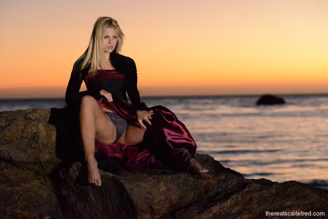 Scarlet Red: Tall Blonde Strips Topless on the Beach – photo 2 of 14