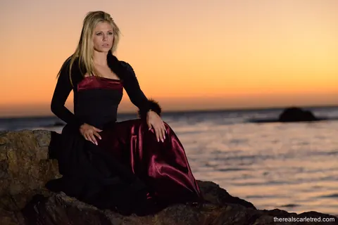 Scarlet Red: Tall Blonde Strips Topless on the Beach – photo 1 of 14
