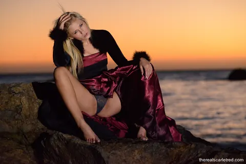 Scarlet Red: Tall Blonde Strips Topless on the Beach – photo 4 of 14