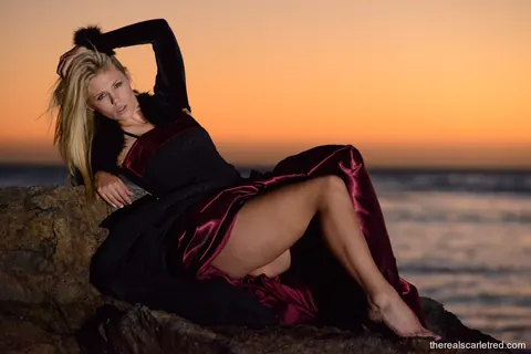Scarlet Red: Tall Blonde Strips Topless on the Beach – photo 6 of 14