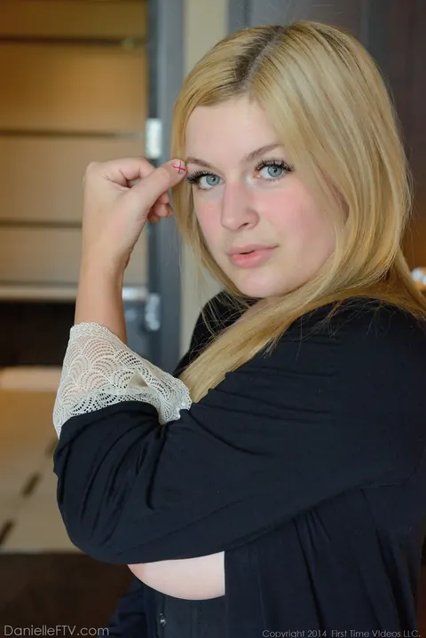 Danielle Delaunay: BBW Blonde Masturbates with a Vibrator and Spreads Her Pussy – photo 7 of 20