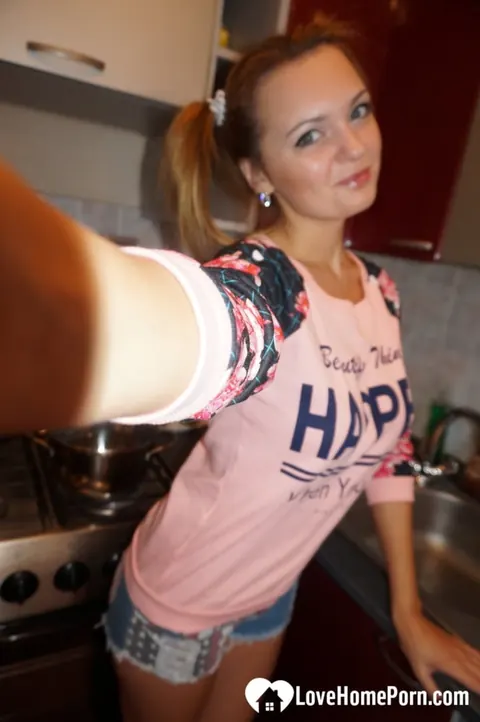 Emily Thorne: Busty Brunette Takes Nude Selfies with Her Phone – photo 8 of 13