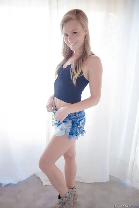 Nicole Clitman: Blonde with Natural Tits Pulls Shorts Aside and Spreads Her Pussy Close-Up – photo 2 of 21