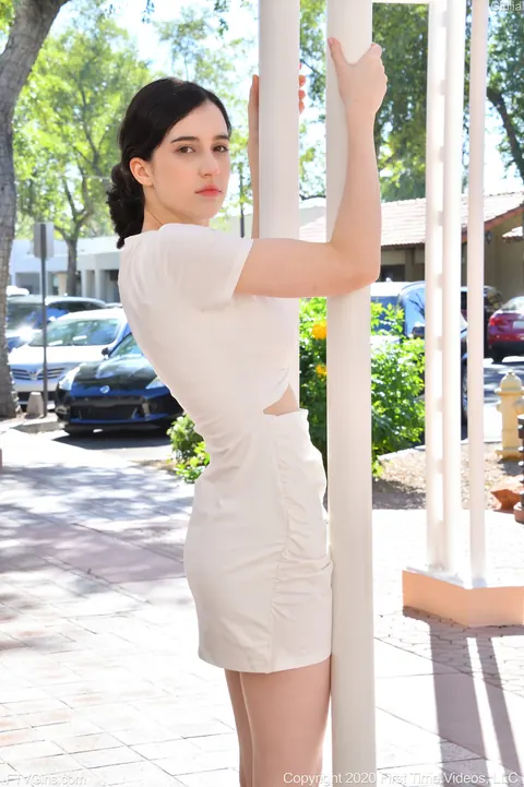 Giulia Wylde: Busty Amateur Brunette Flashes Lingerie Under Dress in Public – photo 13 of 20