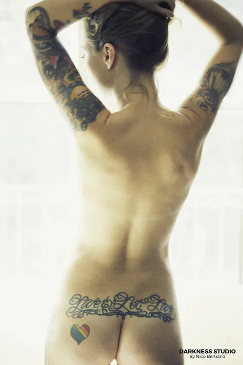Thick Tattooed Babe with Big Tits Spreads Wide for the Camera – photo 5 of 14