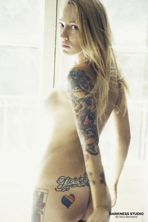 Thick Tattooed Babe with Big Tits Spreads Wide for the Camera – photo 6 of 14