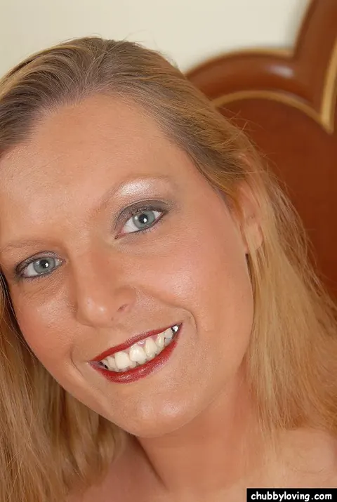 Curvy Mature Woman Fingers Herself and Uses a Dildo – photo 1 of 16