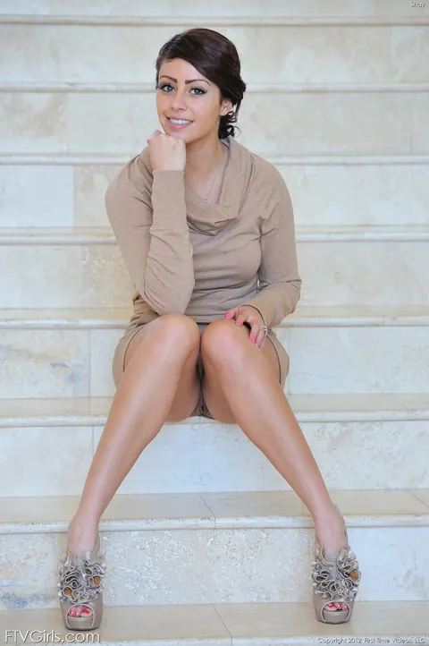 Amateur Short-Haired Woman Flashes Her Shaved Pussy Outdoors – photo 7 of 17