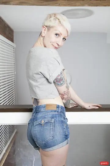 Miss Trixx – British MILF Bares Her Big Ass After Stripping