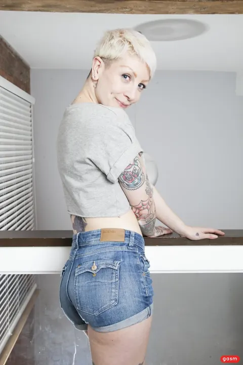 Miss Trixx: British MILF Bares Her Big Ass After Stripping – photo 1 of 15