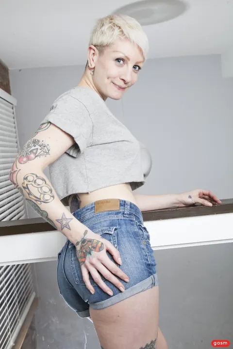 Miss Trixx: British MILF Bares Her Big Ass After Stripping – photo 2 of 15