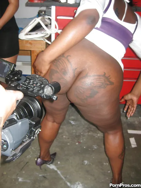 Joei: Ebony MILF Strips Out of Her Bikini to Show Her Body – photo 14 of 16