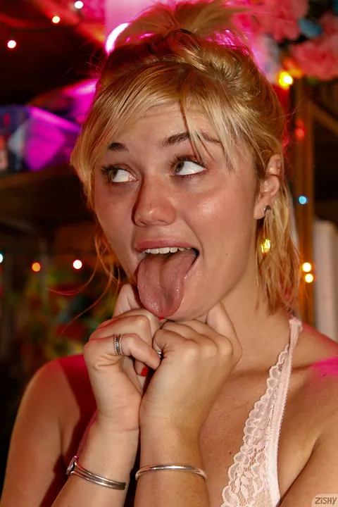 Amateur Woman Poses and Teases the Lens – photo 3 of 13