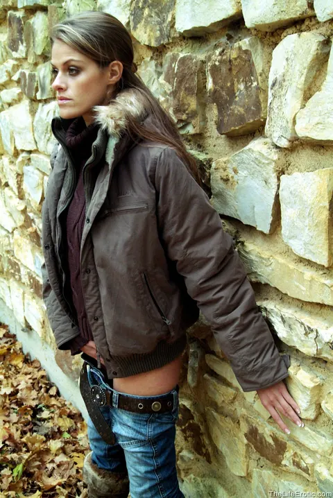 Slim Woman Strips Out of Her Jeans and Boots Outdoors – photo 13 of 21