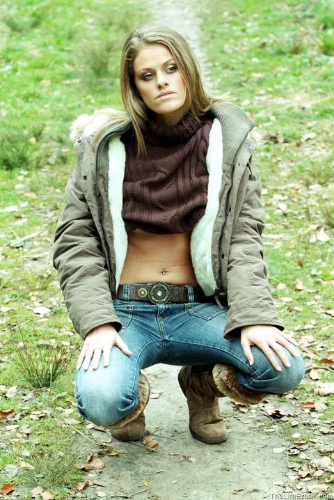 Slim Woman Strips Out of Her Jeans and Boots Outdoors – photo 7 of 21