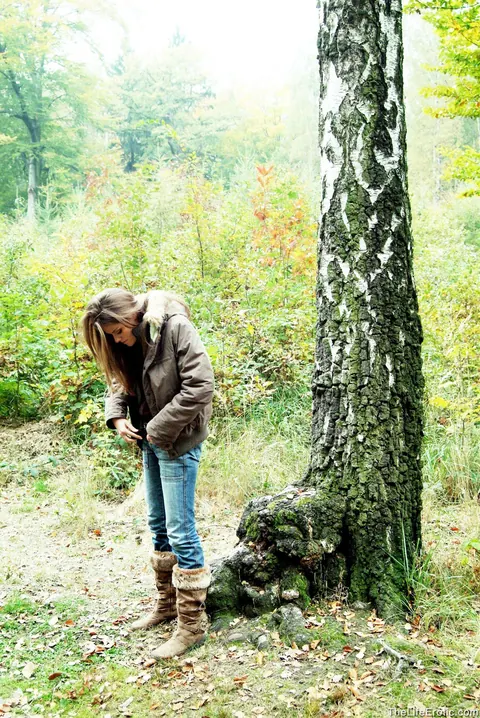 Slim Woman Strips Out of Her Jeans and Boots Outdoors – photo 11 of 21