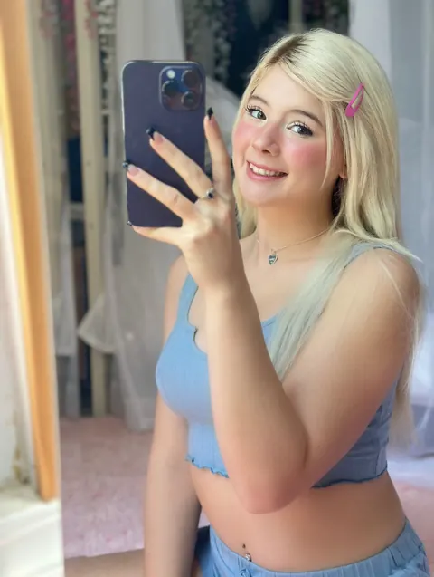 BBW Blonde in Shorts Poses for Phone Selfies – photo 12 of 20