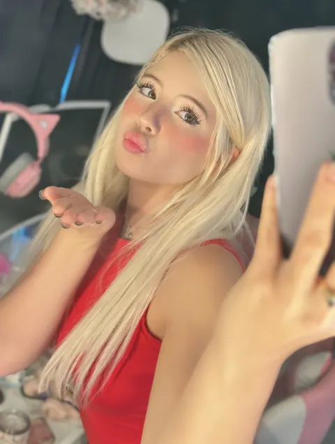 BBW Blonde in Shorts Poses for Phone Selfies – photo 7 of 20