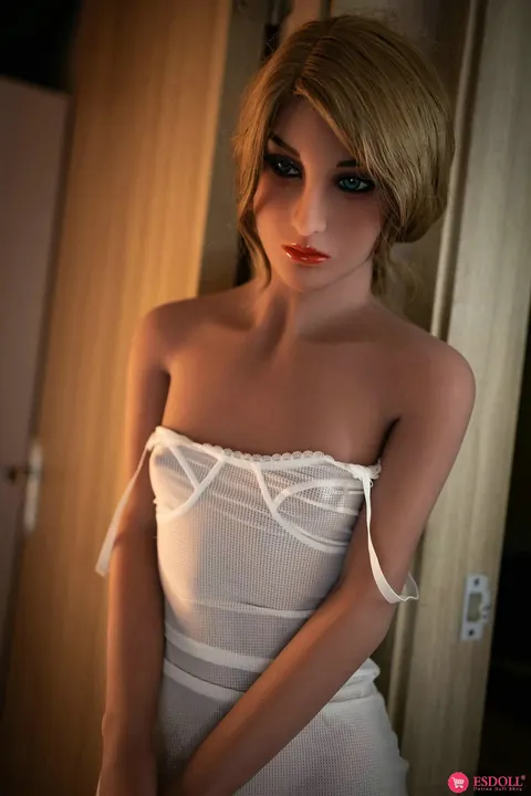 Slim Woman with Small Tits Undresses and Poses Nude – photo 1 of 21