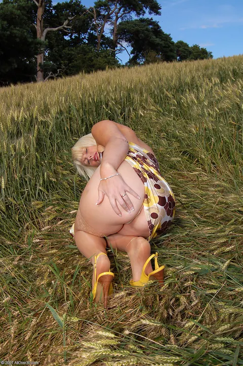 Short-Haired Blonde MILF Spreads Her Pussy Outdoors in Stockings – photo 11 of 20